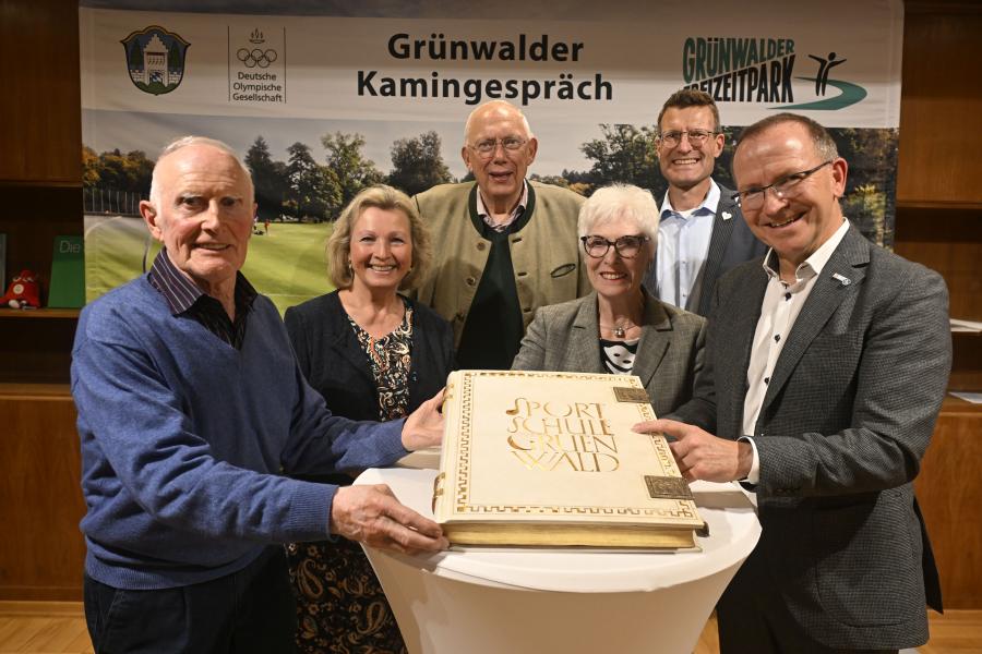 Mit dem Gästerbuch der Eröffnungsfeier vom 10. September 1950: Charly Wiemann, 3. Bürgermeisterin Uschi Kneidl, Sportmediziner Dr. Helmut Papst, Monika Ortner-Bach, Tochter des Architekten Rudolf Ortner, Freizeitpark-Chef Jörn Verleger und BLSV-Präsident Mit dem Gästerbuch der Eröffnungsfeier vom 10. September 1950: Charly Wiemann, 3. Bürgermeisterin Uschi Kneidl, Sportmediziner Dr. Helmut Papst, Monika Ortner-Bach, Tochter des Architekten Rudolf Ortner, Freizeitpark-Chef Jörn Verleger und BLSV-Präsident